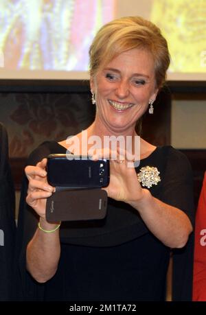 20131128 - CHENNAI, INDE: Princesse Astrid de Belgique (C) prendre une photo avec son smartphone des photographes de presse lors d'une séance photo de groupe après une cérémonie de signature à Chennai, Inde, le jeudi 28 novembre 2013, le cinquième jour d'une mission économique de la princesse Astrid belge en Inde. BELGA PHOTO ERIC LALMAND Banque D'Images