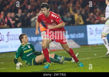 20131201 - KORTRIJK, BELGIQUE: Stijn Desmet de Courtrijk célèbre après avoir marqué le match de la Jupiler Pro League entre Kortrijk et Zulte Waregem, à Kortrijk, le dimanche 01 décembre 2013, le jour 17 du championnat belge de football. BELGA PHOTO KURT DESPLENTER Banque D'Images