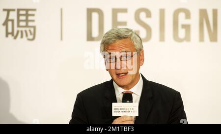 20131204 - HONG KONG, CHINE : le ministre-président flamand Kris Peeters prononce un discours lors de l'ouverture des expositions « Code de la contrainte » et « conception en mouvement » le deuxième jour d'une mission économique à l'occasion de l'événement « Hong Kong Business of Design week (BoDW) » à Hong Kong, Région administrative spéciale de la République populaire de Chine, mercredi 04 décembre 2013. La reine Mathilde de Belgique est rejointe par les ministres des différentes régions pour la mission. BELGA PHOTO BENOIT DOPPAGNE Banque D'Images