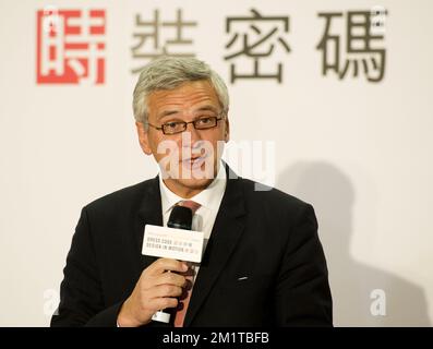 20131204 - HONG KONG, CHINE : le ministre-président flamand Kris Peeters prononce un discours lors de l'ouverture des expositions « Code de la contrainte » et « conception en mouvement » le deuxième jour d'une mission économique à l'occasion de l'événement « Hong Kong Business of Design week (BoDW) » à Hong Kong, Région administrative spéciale de la République populaire de Chine, mercredi 04 décembre 2013. La reine Mathilde de Belgique est rejointe par les ministres des différentes régions pour la mission. BELGA PHOTO BENOIT DOPPAGNE Banque D'Images