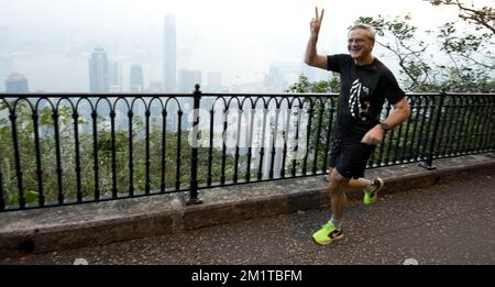 20131204 - HONG KONG, CHINE: Le ministre-président flamand Kris Peeters passe par un lieu appelé 'The Peak' à Hong Kong, car il a une course le deuxième jour d'une mission économique à l'occasion de l'événement 'Hong Kong Business of Design week (BoDW)' à Hong Kong, Région administrative spéciale de la République populaire de Chine, mercredi 04 décembre 2013. La reine Mathilde de Belgique est rejointe par les ministres des différentes régions pour la mission. BELGA PHOTO BENOIT DOPPAGNE Banque D'Images