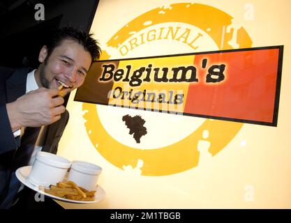 20131204 - HONG KONG, CHINE : Waedong, directeur des opérations de la Belgique Original Ltd, mange donc des frites belges lors de la cérémonie d'ouverture du restaurant original belge à Hong Kong le deuxième jour d'une mission économique à l'occasion de l'événement « Hong Kong Business of Design week (BoDW) » à Hong Kong, Région administrative spéciale de la République populaire de Chine, mercredi 04 décembre 2013. La reine Mathilde de Belgique est rejointe par les ministres des différentes régions pour la mission. BELGA PHOTO BENOIT DOPPAGNE Banque D'Images