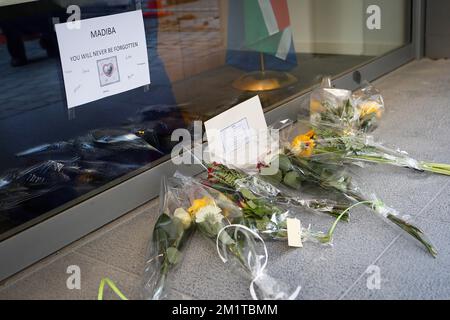 L'illustration montre des fleurs et des notes du portrait de Nelson Mandela à l'ambassade d'Afrique du Sud à Bruxelles, le vendredi 06 décembre 2013, pour rendre hommage à la mort de l'ancien président sud-africain Nelson Mandela à Johannesburg le 5th décembre. Banque D'Images