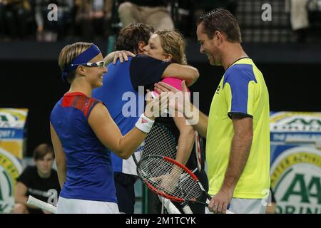 20131211 - ANVERS, BELGIQUE: Kirsten Flipkens, français Henri Leconte, belge Kim Clijsters, belge Xavier Malisse et sont photographiés lors de la Kim Clijsters Invitational, un gala de tennis, à Anvers, le mercredi 11 décembre 2013. BELGA PHOTO THIERRY ROGE Banque D'Images