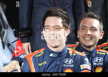 20131210 - FRANCFORT, ALLEMAGNE: Thierry Neuville, pilote de rallye belge, et Nicolas Gilsoul, pilote de rallye belge, photographiés lors de la présentation de la nouvelle Hyundai i20WRC pour le Championnat du monde de rallye WRC 2014, à Francfort, en Allemagne, le mardi 10 décembre 2013. Le pilote de rallye belge Thierry Neuville pilotera la nouvelle Hyundai i20WRC pour le Championnat du monde de rallye WRC 2014 avec son copilote Nicolas Gilsoul. BELGA PHOTO WILLY WEYENS Banque D'Images