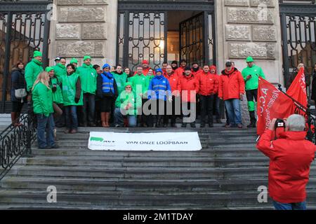20131213 - LOUVAIN, BELGIQUE: L'illustration montre une manifestation à Louvain lors d'une grève de 24 heures des différents départements de Justice, vendredi 13 décembre 2013. BELGA PHOTO KRISTOF DEBECKER Banque D'Images