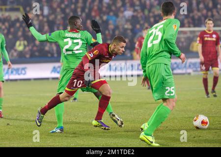 20131211 - BRUGES, BELGIQUE : Chris Mavinga, de Kazan, et Thorgan Hazard, d'Essevee, se battent pour le ballon lors d'un match de football entre l'équipe belge SV Zulte Waregem et l'équipe russe FC Rubin Kazan au stade de Brugge, mercredi 11 décembre 2013, lors du sixième et dernier match de la phase de groupe du tournoi Europa League. Kazan dirige le groupe D et si Zulte reste deuxième, ils seront également éligibles pour la prochaine étape. BELGA PHOTO KURT DESPLENTER Banque D'Images