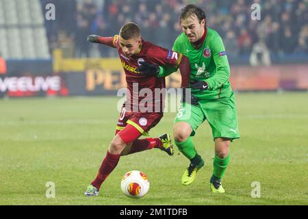 20131211 - BRUGES, BELGIQUE : L'orgue Hazard d'Essevee et le Bibras Natkho de Kazan se battent pour le ballon lors d'un match de football entre l'équipe belge SV Zulte Waregem et l'équipe russe FC Rubin Kazan dans le stade de Bruges, mercredi 11 décembre 2013, sur la sixième et dernière partie de la phase de groupe du tournoi Europa League. Kazan dirige le groupe D et si Zulte reste deuxième, ils seront également éligibles pour la prochaine étape. BELGA PHOTO KURT DESPLENTER Banque D'Images