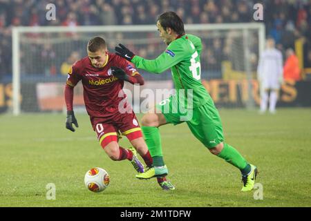 20131211 - BRUGES, BELGIQUE : L'orgue Hazard d'Essevee et le Bibras Natkho de Kazan se battent pour le ballon lors d'un match de football entre l'équipe belge SV Zulte Waregem et l'équipe russe FC Rubin Kazan dans le stade de Bruges, mercredi 11 décembre 2013, sur la sixième et dernière partie de la phase de groupe du tournoi Europa League. Kazan dirige le groupe D et si Zulte reste deuxième, ils seront également éligibles pour la prochaine étape. BELGA PHOTO KURT DESPLENTER Banque D'Images