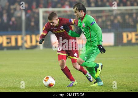 20131211 - BRUGES, BELGIQUE : L'orgue Hazard d'Essevee et le Bibras Natkho de Kazan se battent pour le ballon lors d'un match de football entre l'équipe belge SV Zulte Waregem et l'équipe russe FC Rubin Kazan dans le stade de Bruges, mercredi 11 décembre 2013, sur la sixième et dernière partie de la phase de groupe du tournoi Europa League. Kazan dirige le groupe D et si Zulte reste deuxième, ils seront également éligibles pour la prochaine étape. BELGA PHOTO KURT DESPLENTER Banque D'Images