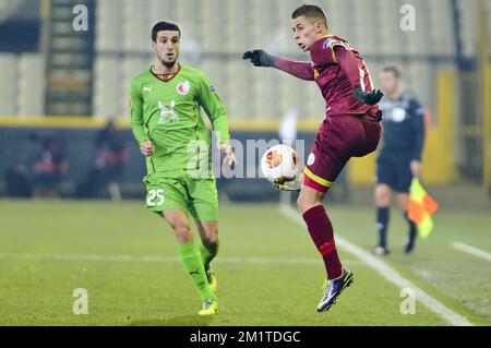 20131211 - BRUGES, BELGIQUE : Ivan Marcano de Kazan et Thorgue Hazard d'Essevee se battent pour le ballon lors d'un match de football entre l'équipe belge SV Zulte Waregem et l'équipe russe FC Rubin Kazan dans le stade de Brugge, mercredi 11 décembre 2013, sur la sixième et dernière partie de la phase de groupe du tournoi Europa League. Kazan dirige le groupe D et si Zulte reste deuxième, ils seront également éligibles pour la prochaine étape. BELGA PHOTO LAURIE DIEFFEMBACQ Banque D'Images