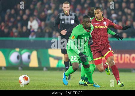 20131211 - BRUGES, BELGIQUE : Chris Mavinga, de Kazan, et Frédéric Duplus, d'Essevee, se battent pour le ballon lors d'un match de football entre l'équipe belge SV Zulte Waregem et l'équipe russe FC Rubin Kazan au stade de Bruges, le mercredi 11 décembre 2013, lors du sixième et dernier match de la phase de groupe du tournoi Europa League. Kazan dirige le groupe D et si Zulte reste deuxième, ils seront également éligibles pour la prochaine étape. BELGA PHOTO KURT DESPLENTER Banque D'Images