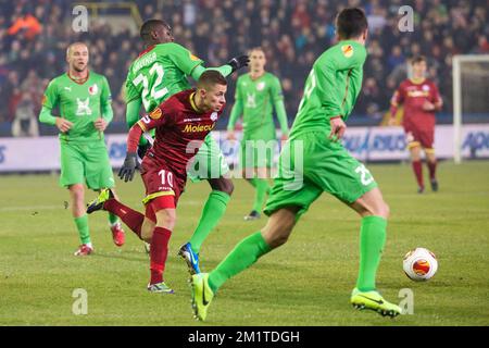 20131211 - BRUGES, BELGIQUE : Chris Mavinga, de Kazan, et Thorgan Hazard, d'Essevee, se battent pour le ballon lors d'un match de football entre l'équipe belge SV Zulte Waregem et l'équipe russe FC Rubin Kazan au stade de Brugge, mercredi 11 décembre 2013, lors du sixième et dernier match de la phase de groupe du tournoi Europa League. Kazan dirige le groupe D et si Zulte reste deuxième, ils seront également éligibles pour la prochaine étape. BELGA PHOTO KURT DESPLENTER Banque D'Images