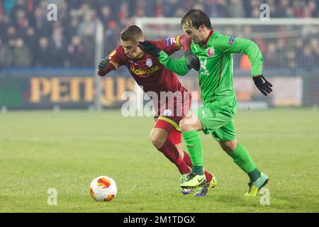 20131211 - BRUGES, BELGIQUE : L'orgue Hazard d'Essevee et le Bibras Natkho de Kazan se battent pour le ballon lors d'un match de football entre l'équipe belge SV Zulte Waregem et l'équipe russe FC Rubin Kazan dans le stade de Bruges, mercredi 11 décembre 2013, sur la sixième et dernière partie de la phase de groupe du tournoi Europa League. Kazan dirige le groupe D et si Zulte reste deuxième, ils seront également éligibles pour la prochaine étape. BELGA PHOTO KURT DESPLENTER Banque D'Images