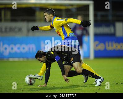 20131221 - BEVEREN, BELGIQUE: Karim Belhocine de Waasland-Beveren et Wanderson de Lierse 'Wamberto' Maciel Sousa Campos se battent pour le ballon lors du match Jupiler Pro League entre Waasland-Beveren et Lierse SK, à Beveren, le samedi 21 décembre 2013, le 20 du championnat belge de football. BELGA PHOTO JOHN THYS Banque D'Images