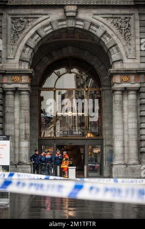 20131227 - ANVERS, BELGIQUE : l'illustration montre la police et les pompiers lors d'une alerte à la bombe à la gare centrale d'Anvers, vendredi 27 décembre 2013, à Anvers. BELGA PHOTO JONAS ROOSENS Banque D'Images