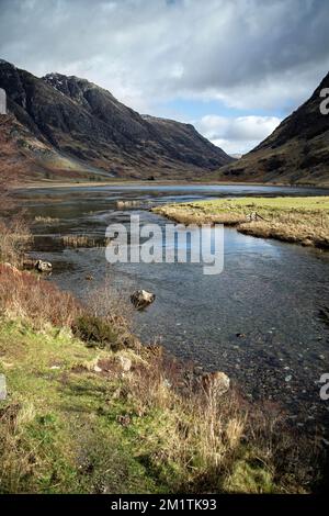 Une vue sur Glencoe sur les eaux de Buachaville Etive Beag dans les Highlands de l'Ouest. Banque D'Images