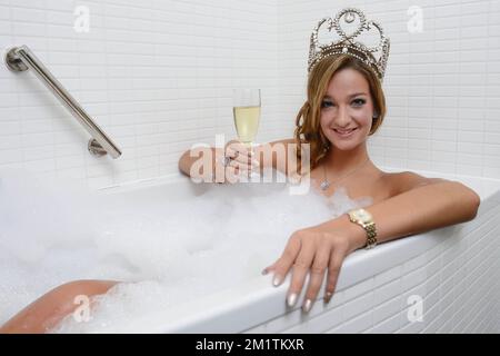 20140112 - DE PANNE, BELGIQUE: Miss Belgium 2014, Laurence Langen photographié pendant la séance photo, le lendemain du concours de beauté Miss Belgium 2014 à l'Hôtel Ara Dune, dimanche 12 janvier 2014, à de panne. BELGA PHOTO DIRK WAEM Banque D'Images