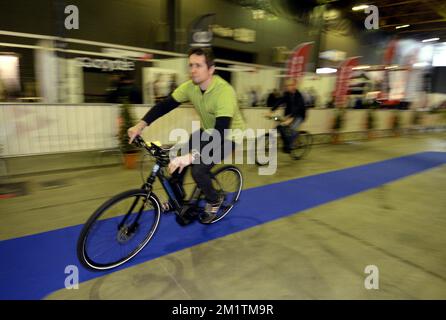 20140117 - KORTRIJK, BELGIQUE: Illustrations et essais de personnes sur les vélos électroniques lors de l'ouverture de la foire Vélofollies à Kortrijk, vendredi 17 janvier 2014. BELGA PHOTO ERIC LALMAND Banque D'Images