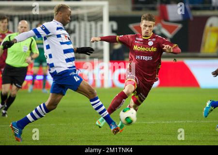 20140129 - GAND, BELGIQUE : Valery Nahayo de Gand et Marvin Pourie d'Essevee se battent pour le ballon lors de la première partie de la coupe Cofidis 1/2 finale entre AA Gent et Zulte Waregem, à Gand, mercredi 29 janvier 2014. BELGA PHOTO KURT DESPLENTER Banque D'Images