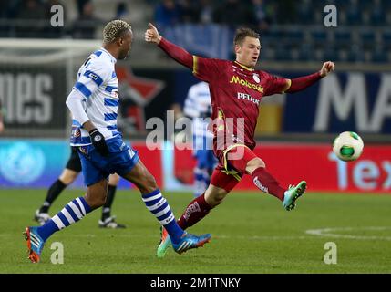 20140129 - GAND, BELGIQUE : Valery Nahayo de Gand et Marvin Pourie d'Essevee 12 se battent pour le ballon lors de la première partie de la coupe Cofidis 1/2 finale entre AA Gent et Zulte Waregem, à Gand, le mercredi 29 janvier 2014. BELGA PHOTO VIRGINIE LEFOUR Banque D'Images