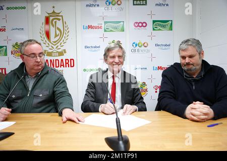 20140201 - LIEGE, BELGIQUE: Membres du club de supporters de Standard 'famille des Rouches' et président de Standard Roland Duchatelet (C) photographiés avant le match Jupiler Pro League entre Standard de Liège et cercle Brugge, à Liège, samedi 01 février 2014, le 24 jour du championnat belge de football. BELGA PHOTO BRUNO FAHY Banque D'Images