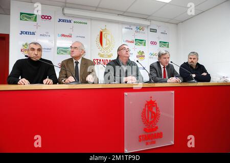 20140201 - LIEGE, BELGIQUE: Membres du club de supporters de Standard 'famille des Rouches' et président de Standard Roland Duchatelet (2R) photographiés avant le match Jupiler Pro League entre Standard de Liège et cercle Brugge, à Liège, samedi 01 février 2014, le jour 24 du championnat belge de football. BELGA PHOTO BRUNO FAHY Banque D'Images