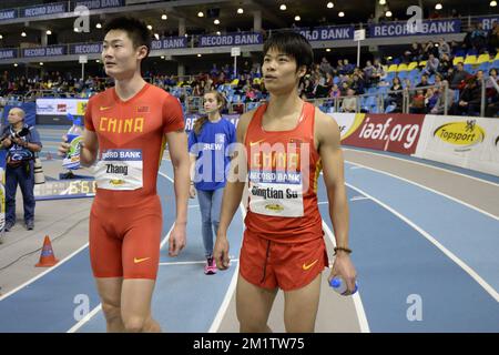 20140209 - GENT, BELGIQUE: Les athlètes chinois Zhang Peimeng et Bingtian su photographiés après le sprint masculin 60m The Flanders Indoor IAAF Athletics Meeting, dimanche 09 février 2014, à Gent. BELGA PHOTO JASPER JACOBS Banque D'Images