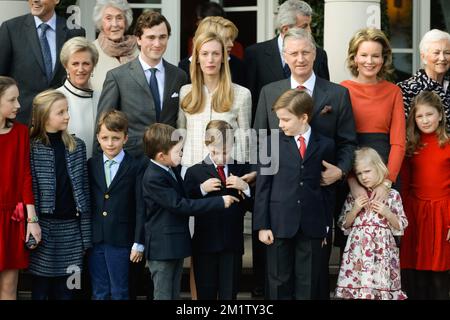 20140215 - BRUXELLES, BELGIQUE: G-D, première rangée, princesse Laetitia Maria, princesse Louise, Le prince Nicolas et le prince Aymeric, le prince Emmanuel, le prince Gabriel, la princesse Eleonore, la princesse Elisabeth, deuxième rangée, la princesse Astrid de Belgique, le prince Amedeo, Elisabetta Rosboch von Wolkenstein, le roi Philippe - Filip de Belgique, la reine Mathilde Belgique, la reine Paola de Belgique et le second rang, non identifié, la comtesse Lilia de Smechia et Nobile Ettore Rosboch von Wolkenstein photographiés lors de l'engagement du prince belge Amedeo (Petit-fils du roi Albert II) avec Elisabetta Rosboch von Wolkenstein, Banque D'Images