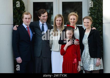 20140215 - BRUXELLES, BELGIQUE : le Prince Joachim, le Prince Amedeo et sa fiancée Elisabetta Rosboch von Wolkenstein, la princesse Laetitia Maria, la princesse Maria Laura et la princesse Luisa Maria, les cinq enfants de la princesse Astrid, posent pour photographe le jour de l'engagement du prince belge Amedeo (petit-fils du roi Albert II) Avec Elisabetta Rosboch von Wolkenstein, dans la résidence Schonenberg (la résidence des parents d'Amedeo), à Bruxelles, le samedi 15 février 2014. Le prince Amedeo, 27 ans, et le journaliste italien vivent à New York. BELGA PHOTO FREDERIC SIERAKOWSKI Banque D'Images