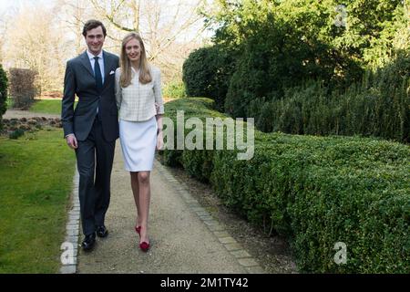 20140215 - BRUXELLES, BELGIQUE: Le Prince Amedeo pose avec sa fiancée Elisabetta Rosboch von Wolkenstein le jour de l'engagement du prince belge Amedeo (petit-fils du roi Albert II) avec Elisabetta Rosboch von Wolkenstein, dans la résidence de Schonenberg (résidence des parents d'Amedeo), à Bruxelles, le samedi 15 février 2014. Le prince Amedeo, 27 ans, et le journaliste italien vivent à New York. BELGA PHOTO FREDERIC SIERAKOWSKI Banque D'Images