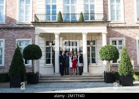 20140215 - BRUXELLES, BELGIQUE : le Prince Joachim, le Prince Amedeo et sa fiancée Elisabetta Rosboch von Wolkenstein, la princesse Laetitia Maria, la princesse Maria Laura et la princesse Luisa Maria, les cinq childre de la princesse Astrid, posent pour photographe le jour de l'engagement du prince belge Amedeo (petit-fils du roi Albert II) Avec Elisabetta Rosboch von Wolkenstein, dans la résidence Schonenberg (la résidence des parents d'Amedeo), à Bruxelles, le samedi 15 février 2014. Le prince Amedeo, 27 ans, et le journaliste italien vivent à New York. BELGA PHOTO FREDERIC SIERAKOWSKI Banque D'Images