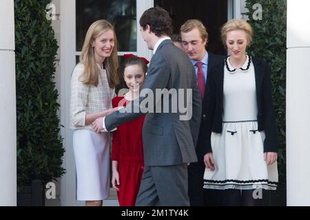 20140215 - BRUXELLES, BELGIQUE : Elisabetta Rosboch von Wolkenstein, la princesse Laetitia Maria, le prince Amedeo, le prince Joachim et la princesse Maria Laura photographiés lors de l'engagement du prince belge Amedeo (petit-fils du roi Albert II) avec Elisabetta Rosboch von Wolkenstein, dans la résidence de Schonenberg (résidence des parents d'Amedeo), à Bruxelles, le samedi 15 février 2014. Le prince Amedeo, 27 ans, et le journaliste italien vivent à New York. BELGA PHOTO FREDERIC SIERAKOWSKI Banque D'Images