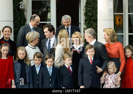 20140215 - BRUXELLES, BELGIQUE: G-D, première rangée, princesse Laetitia Maria, princesse Louise, Le prince Nicolas et le prince Aymeric, le prince Emmanuel, le prince Gabriel, la princesse Eleonore, la princesse Elisabeth, deuxième rangée, la princesse Astrid de Belgique, le prince Amedeo, Elisabetta Rosboch von Wolkenstein, le roi Philippe - Filip de Belgique, la reine Mathilde Belgique et le second rang, la princesse Claire, le prince Lorenz et Nobile Ettore Rosboch von Wolkenstein et la comtesse Lilia de Smedeo (Petit-fils du roi Albert II) avec Elisabetta Rosboch von Wolkenstein, in Banque D'Images