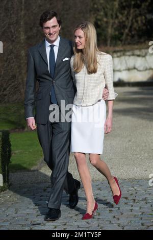 20140215 - BRUXELLES, BELGIQUE: Le Prince Amedeo pose avec sa fiancée Elisabetta Rosboch von Wolkenstein le jour de l'engagement du prince belge Amedeo (petit-fils du roi Albert II) avec Elisabetta Rosboch von Wolkenstein, dans la résidence de Schonenberg (résidence des parents d'Amedeo), à Bruxelles, le samedi 15 février 2014. Le prince Amedeo, 27 ans, et le journaliste italien vivent à New York. BELGA PHOTO FREDERIC SIERAKOWSKI Banque D'Images