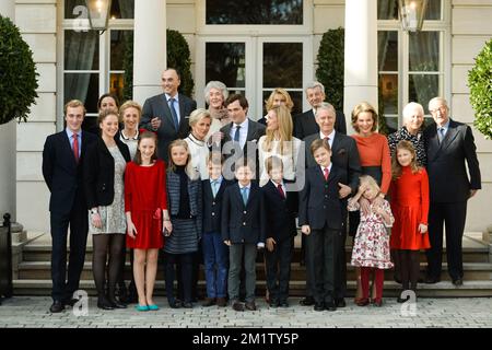 20140215 - BRUXELLES, BELGIQUE: G-D, première rangée, Prince Joachim, princesse Luisa Maria, La princesse Laetitia Maria, la princesse Louise, le prince jumeau Nicolas et le prince Aymeric, le prince Emmanuel, le prince Gabriel, la princesse Eleonore, la princesse Elisabeth, deuxième rangée, princesse Maria Laura, princesse Astrid de Belgique, prince Amedeo, Elisabetta Rosboch von Wolkenstein, roi Philippe - Filip de Belgique, reine Mathilde de Belgique, reine Paola de Belgique, roi Albert II de Belgique et rangée arrière, princesse Claire de Belgique, prince Lorenz de Belgique, non identifié, Comtesse Lilia de Smaecchia et Nobile Ettore Rosbo Banque D'Images