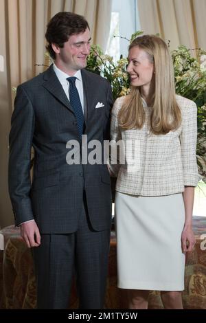 20140215 - BRUXELLES, BELGIQUE: Le Prince Amedeo regarde sa fiancée Elisabetta Rosboch von Wolkenstein le jour de l'engagement du prince belge Amedeo (petit-fils du roi Albert II) avec Elisabetta Rosboch von Wolkenstein, dans la résidence Schonenberg (résidence des parents d'Amedeo), à Bruxelles, le samedi 15 février 2014. Le prince Amedeo, 27 ans, et le journaliste italien vivent à New York. BELGA PHOTO FREDERIC SIERAKOWSKI Banque D'Images