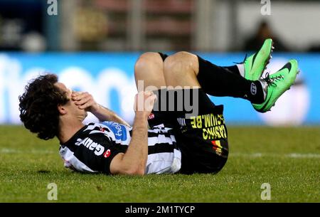 20140215 - CHARLEROI, BELGIQUE : Ederson Tormena de Charleroi semble abattu lors du match Jupiler Pro League entre Sporting Charleroi et Standard de Liège, à Charleroi, samedi 15 février 2014, le 26 jour du championnat belge de football. BELGA PHOTO VIRGINIE LEFOUR Banque D'Images