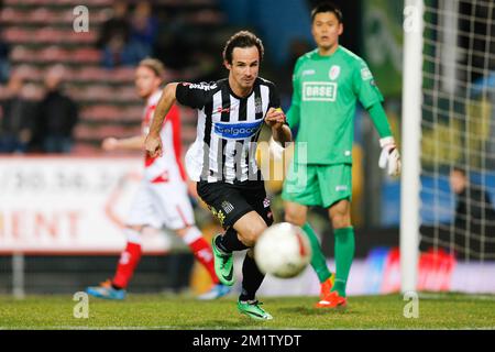 20140215 - CHARLEROI, BELGIQUE : Ederson Tormena de Charleroi photographié lors du match Jupiler Pro League entre Sporting Charleroi et Standard de Liège, à Charleroi, samedi 15 février 2014, le 26 jour du championnat belge de football. BELGA PHOTO BRUNO FAHY Banque D'Images