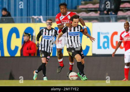 20140215 - CHARLEROI, BELGIQUE: Le standard Michy Batshuayi et Ederson Tormena de Charleroi pour le match de la Jupiler Pro League entre Sporting Charleroi et Standard de Liège, à Charleroi, samedi 15 février 2014, le 26 jour du championnat belge de football. BELGA PHOTO BRUNO FAHY Banque D'Images