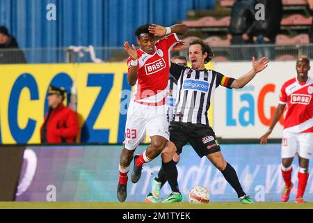 20140215 - CHARLEROI, BELGIQUE: Le standard Michy Batshuayi et Ederson Tormena de Charleroi pour le match de la Jupiler Pro League entre Sporting Charleroi et Standard de Liège, à Charleroi, samedi 15 février 2014, le 26 jour du championnat belge de football. BELGA PHOTO BRUNO FAHY Banque D'Images