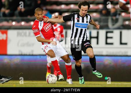 20140215 - CHARLEROI, BELGIQUE : William Vainqueur de Standard et Ederson Tormena de Charleroi se battent pour le ballon lors du match Jupiler Pro League entre Sporting Charleroi et Standard de Liège, à Charleroi, samedi 15 février 2014, le 26 jour du championnat belge de football. BELGA PHOTO BRUNO FAHY Banque D'Images