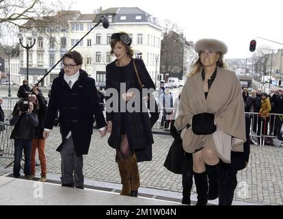 20140218 - BRUXELLES, BELGIQUE: La princesse Marie Esmeralda, son fils Leopoldo Daniel(L) et la princesse Lea arrivent pour une messe spéciale pour commémorer les membres décédés de la famille royale belge, à l'église Onze-Lieve-Vrouwkerk - Eglise notre-Dame de Laeken-Laken, Bruxelles, le mardi 18 février 2014. BELGA PHOTO NICOLAS MATERLINCK Banque D'Images