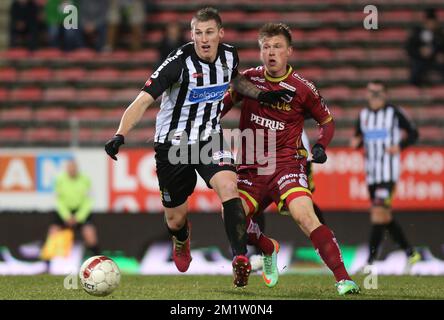 20140222 - CHARLEROI, BELGIQUE : Sébastien Dewaest de Charleroi et Marvin Pourie d'Essevee se battent pour le ballon lors du match Jupiler Pro League entre Charleroi et Zulte Waregem, à Charleroi, samedi 22 février 2014, le 27 jour du championnat belge de football. BELGA PHOTO VIRGINIE LEFOUR Banque D'Images