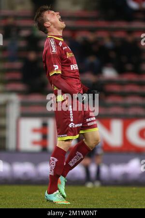 20140222 - CHARLEROI, BELGIQUE : Marvin Pourie d'Essevee célèbre après avoir marqué le match de la Jupiler Pro League entre Charleroi et Zulte Waregem, à Charleroi, samedi 22 février 2014, le 27 jour du championnat belge de football. BELGA PHOTO VIRGINIE LEFOUR Banque D'Images