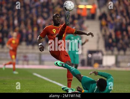 Christian Benteke de Belgique et Serge Aurier de Côte d'Ivoire se battent pour le ballon lors d'un match de football amical entre l'équipe nationale belge les Red Devils et la Côte d'Ivoire, le mercredi 05 mars 2014 à Bruxelles. Banque D'Images