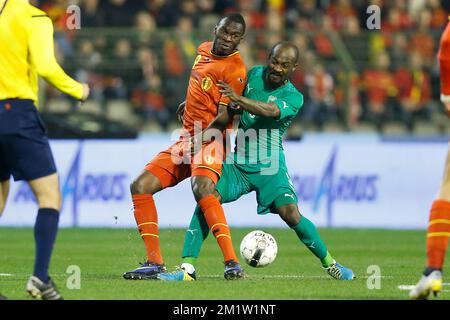 Christian Benteke de Belgique et Didier Zokora de Côte d'Ivoire se battent pour le ballon lors d'un match de football amical entre l'équipe nationale belge les Red Devils et la Côte d'Ivoire, le mercredi 05 mars 2014 à Bruxelles. Banque D'Images