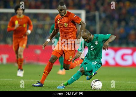 Christian Benteke de Belgique et Didier Zokora de Côte d'Ivoire se battent pour le ballon lors d'un match de football amical entre l'équipe nationale belge les Red Devils et la Côte d'Ivoire, le mercredi 05 mars 2014 à Bruxelles. Banque D'Images