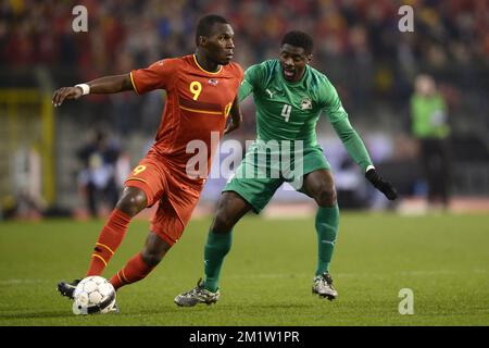 Christian Benteke de Belgique et le capitaine de Côte d'Ivoire Kolo Toure se battent pour le ballon lors d'un match de football amical entre l'équipe nationale belge les Red Devils et la Côte d'Ivoire, mercredi 05 mars 2014 à Bruxelles. Banque D'Images