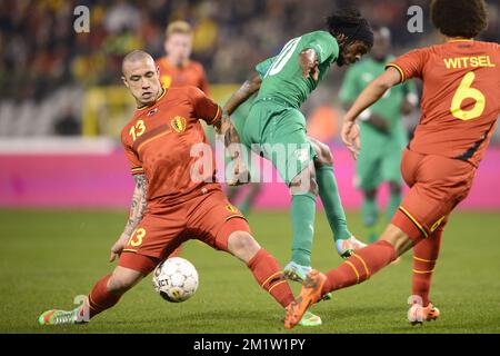 Radja Nainggolan en Belgique et Gervinho en Côte d'Ivoire se battent pour le ballon lors d'un match de football amical entre l'équipe nationale belge les Red Devils et la Côte d'Ivoire, le mercredi 05 mars 2014 à Bruxelles. Banque D'Images